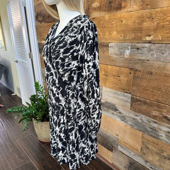 H&M PLISSÉ WRAP DRESS - Picture 11 of 14